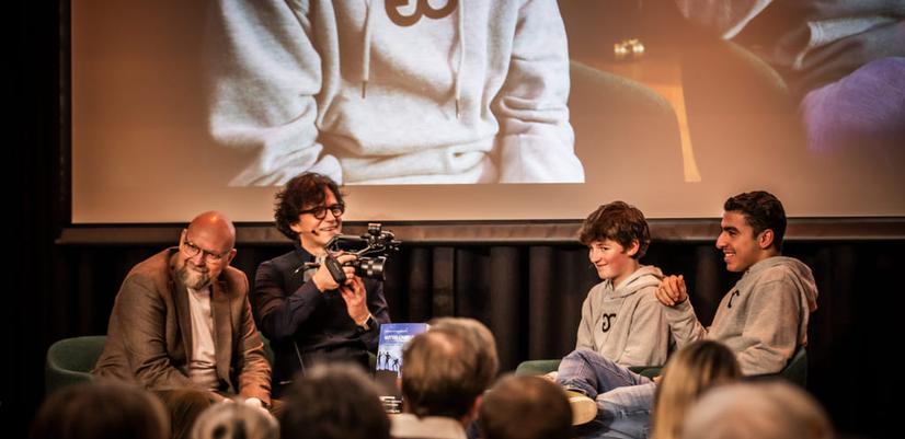 Nils Wærstad og Ronny Kristoffersen sammen med Alvar og Ado, to av guttene som medvirker i filmen på lanseringsfesten i januar.