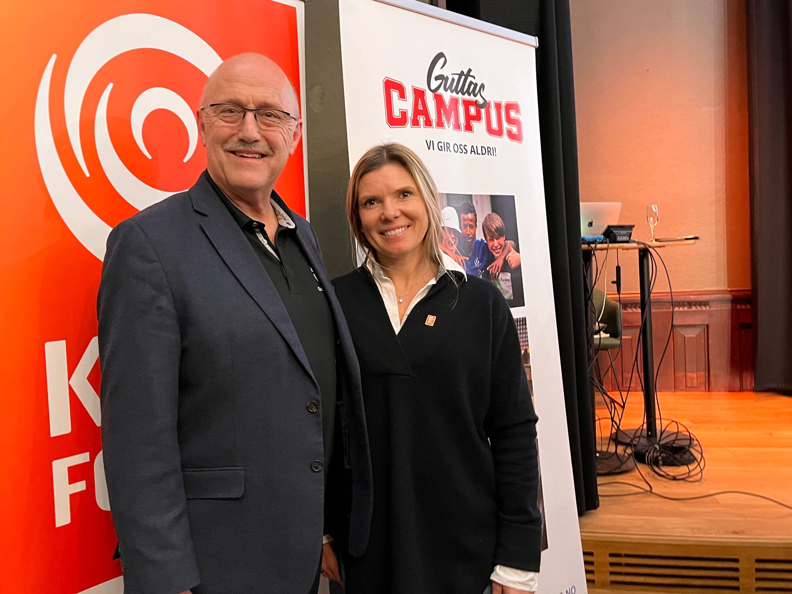 Daglig leder i Guttas Campus, Omar Mekki, og daglig leder i Kavlifondet, Ingrid Paasche på lanseringsfesten for bok og filmen om Guttas Campus i januar. 