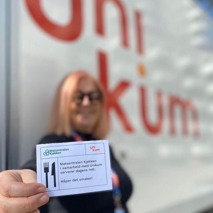 Jobbkonsulent Marit Wester hos Unikum viser frem en hyggelig hilsen som følger med ferdigrettene.