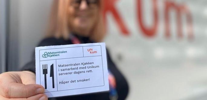 Jobbkonsulent Marit Wester hos Unikum viser frem en hyggelig hilsen som følger med ferdigrettene.