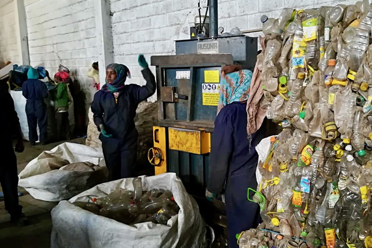 Pressing av plast til resirkulering i Addis Ababa. 