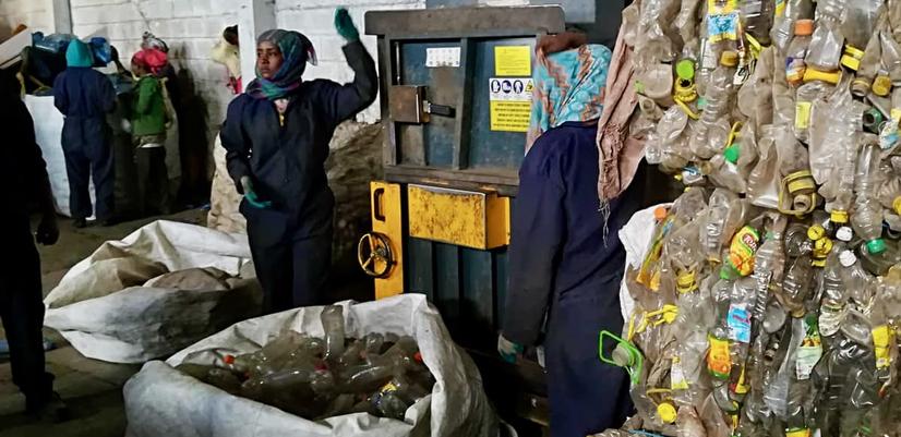 Pressing av plast til resirkulering i Addis Ababa.