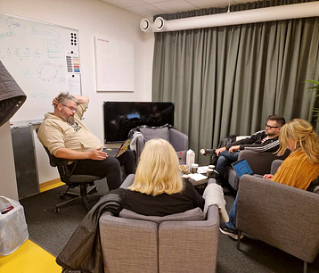 Fire personer sitter og drøfter i et arbeidsmøte hos Fryshuset.