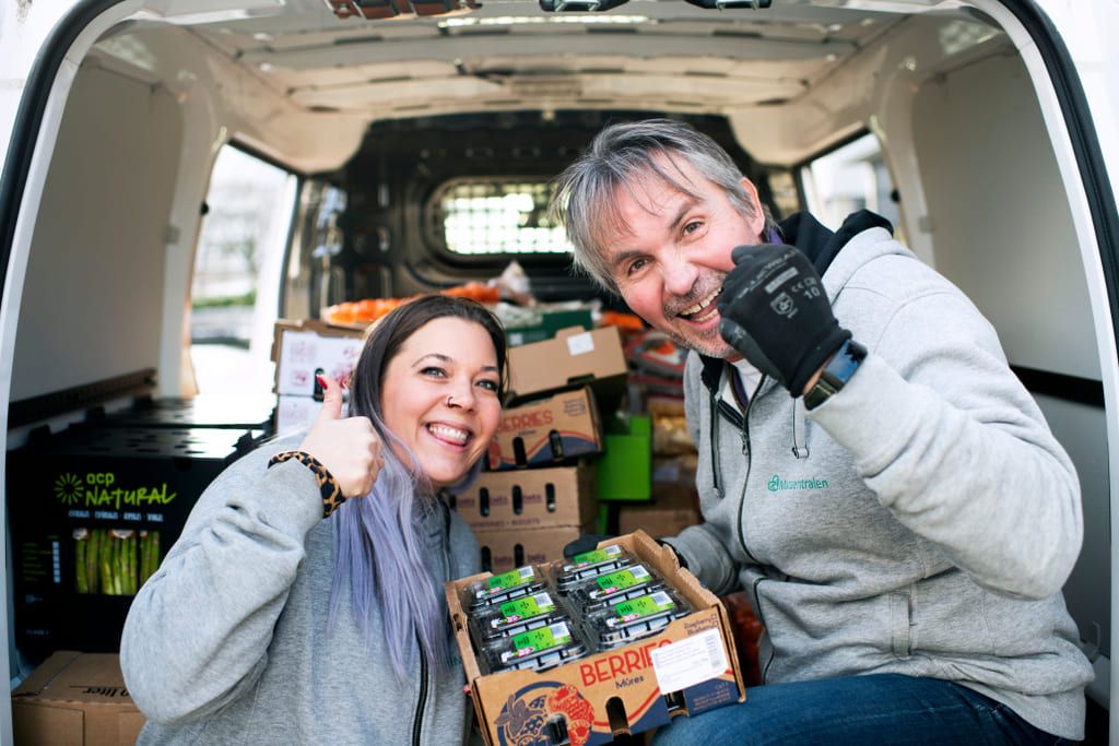 Smil og tommel opp fra daglig leder Tor Jan Bredebekk og driftsleder Ann Merete Pedersen Myrvold ved Matsentralen Rogaland.