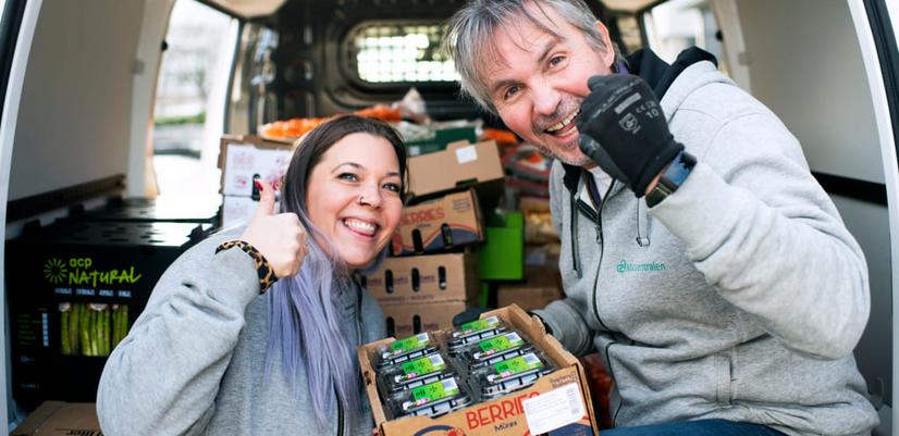 Smil og tommel opp fra daglig leder Tor Jan Bredebekk og driftsleder Ann Merete Pedersen Myrvold ved Matsentralen Rogaland.