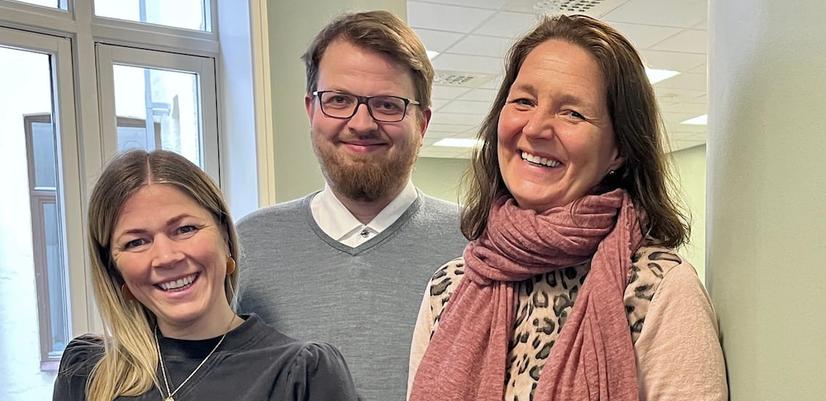 Leder for innsamling og marked i Mental Helse Ungdom, Line Toft, kommunikasjonssjef i Mental Helse Ungdom, Adrian Lorentsson og tildelingsansvarlig i Kavlifondet, Guro Hjetland Sundsby.