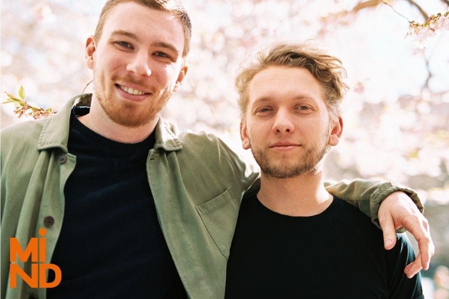 Volontärerna Marcus och Leo.