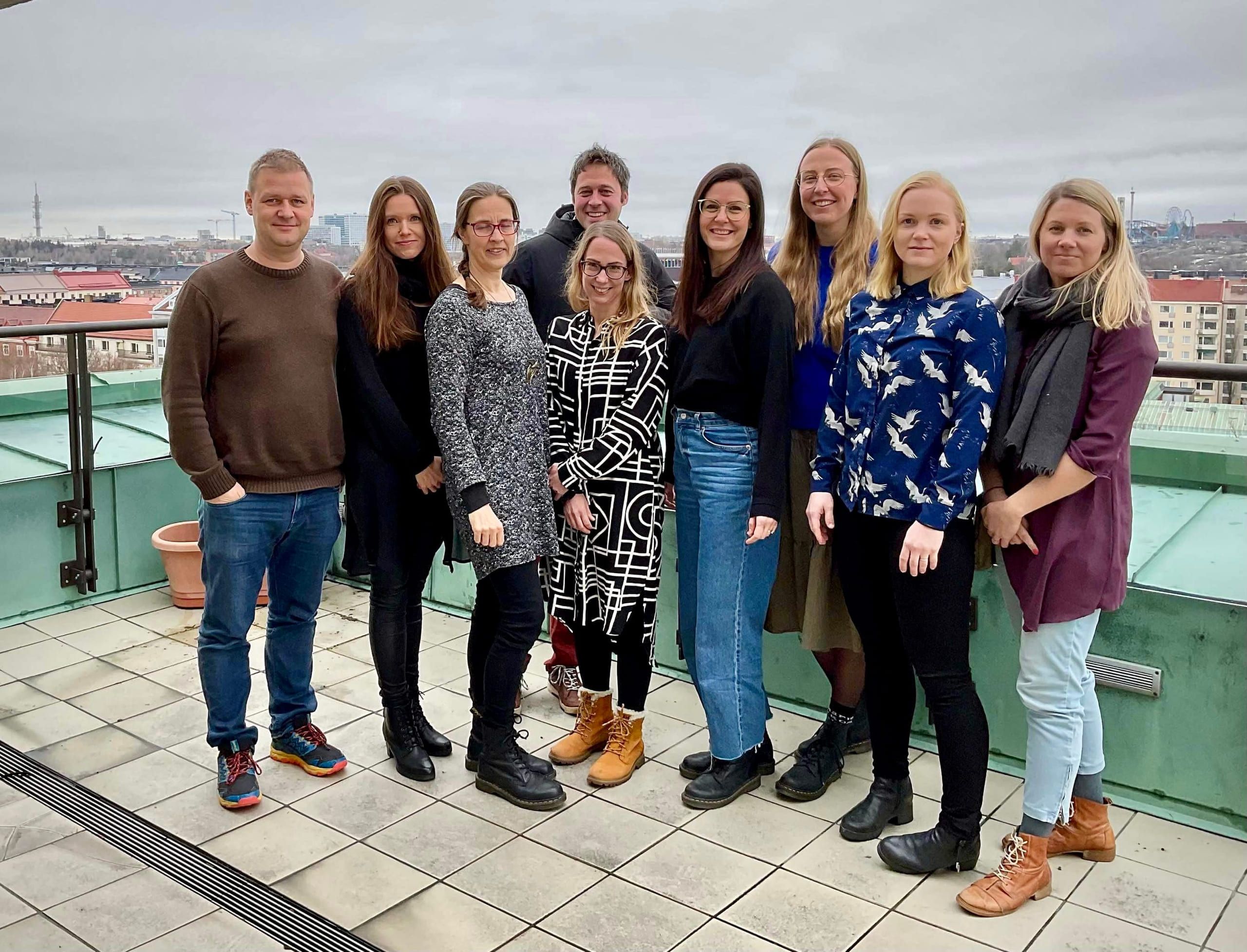 Training in Finland. Bjarne Hansen and clinical psychologist Kristen Hagen together with the first Finnish team of seven people receiving training in the 4-day treatment in Helsinki in March 2022. The group is gathered outdoors on a rooftop for a photo.