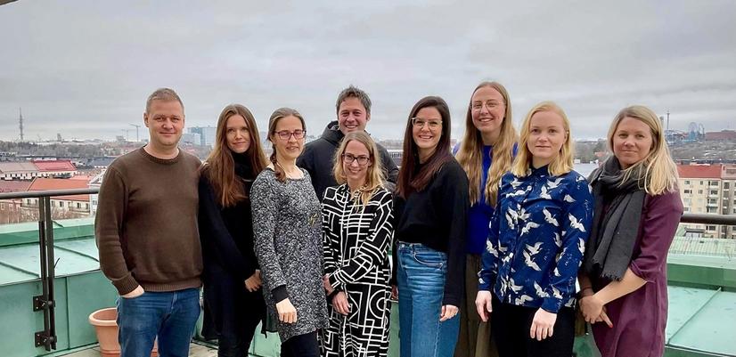 Training in Finland. Bjarne Hansen and clinical psychologist Kristen Hagen together with the first Finnish team of seven people receiving training in the 4-day treatment in Helsinki in March 2022. The group is gathered outdoors on a rooftop for a photo.