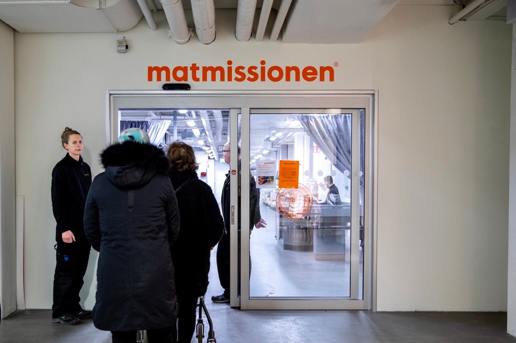 Mennesker står i kø til Matmissionen Stockholm