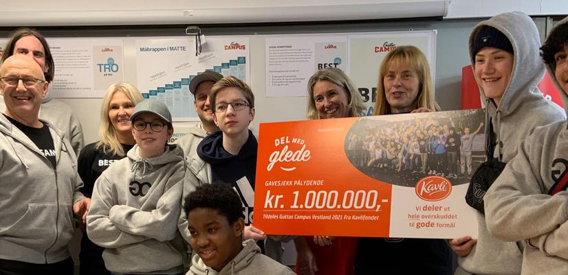 Gruppbild med gåvochecken på mentorscentret hos Guttas Campus i Bergen.