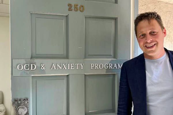 Kristen Hagen, clinical psychologist specialist and associate professor, leads the anxiety and OCD research group at Helse Møre og Romsdal and co-leads the international rollout of the 4-Day Treatment alongside Bjarne Hansen from the Bergen Center for Brain Plasticity. This photo was taken at the OCD clinic in Los Angeles.