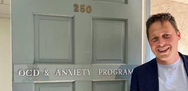 Kristen Hagen, clinical psychologist specialist and associate professor, leads the anxiety and OCD research group at Helse Møre og Romsdal and co-leads the international rollout of the 4-Day Treatment alongside Bjarne Hansen from the Bergen Center for Brain Plasticity. This photo was taken at the OCD clinic in Los Angeles.