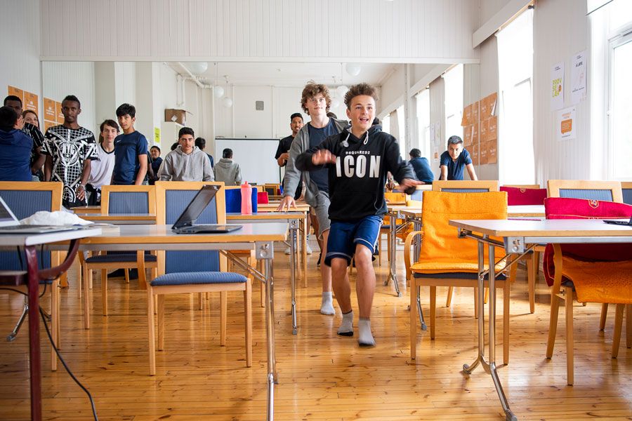 Gutter i bevegelse i klasserommet.