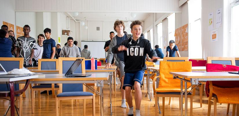 Gutter i bevegelse i klasserommet.