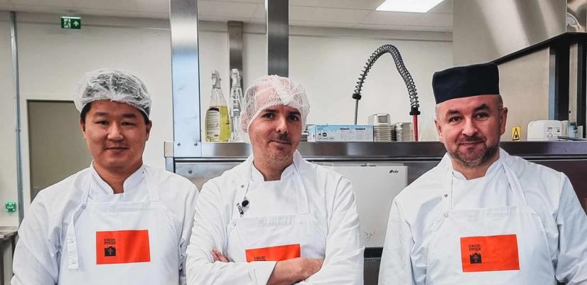 Kokker i aksjon på kjøkkenet i Sandnes