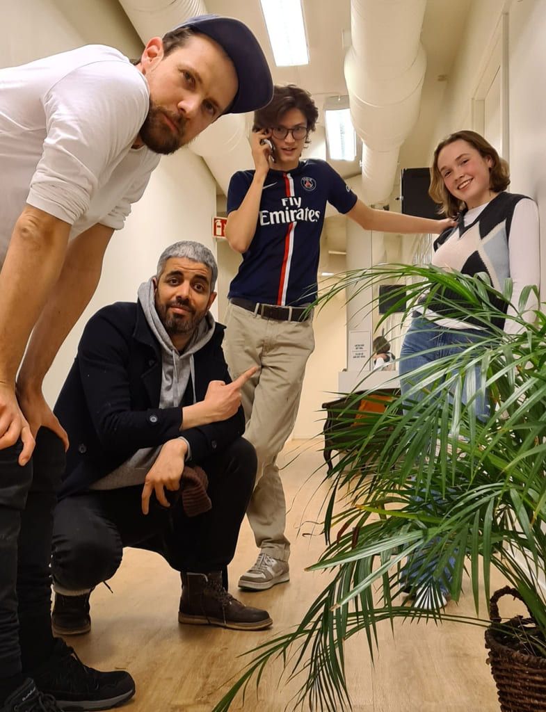 Nora och Ari med programledaren och komikern Yousef Hadaoui samt ”huspsykologen” Anders Gravir Imenes.