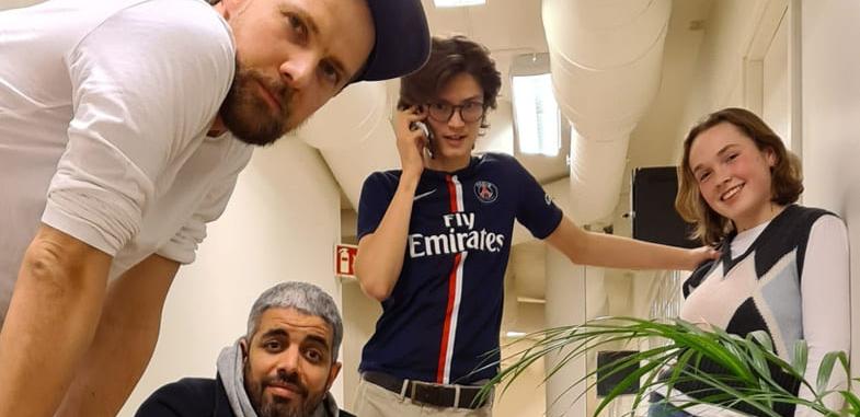 Nora og Ari med programleder og komiker Yousef Hadaoui og “huspsykolog” Anders Gravir Imenes.