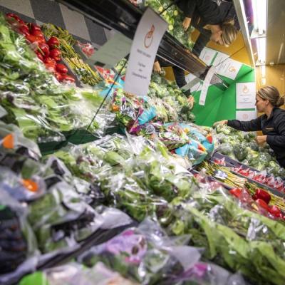 En bugnende frukt- og grøntdisk i matredderbutikken