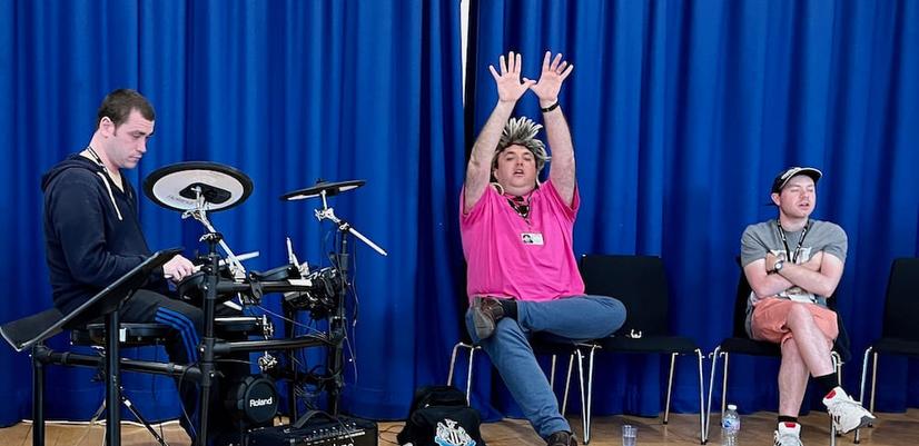 Tre deltakere i Music Spark øver på å fremføre sangen de har laget. De synger og spiller instrumenter.