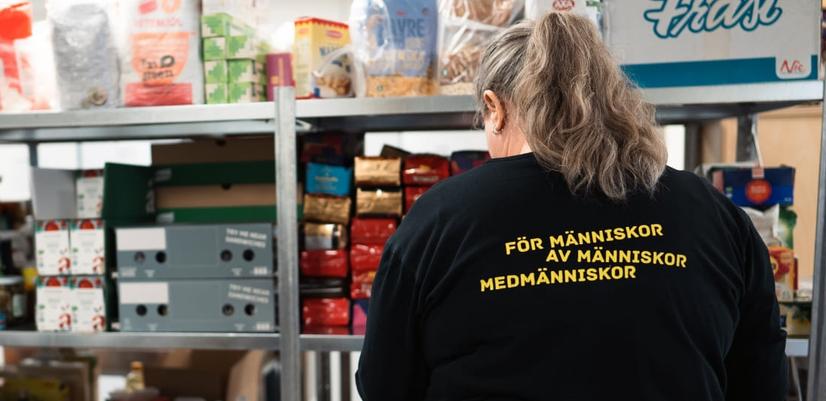 Iordningställande av mathyllor vid matcentralen i Eskilstuna.