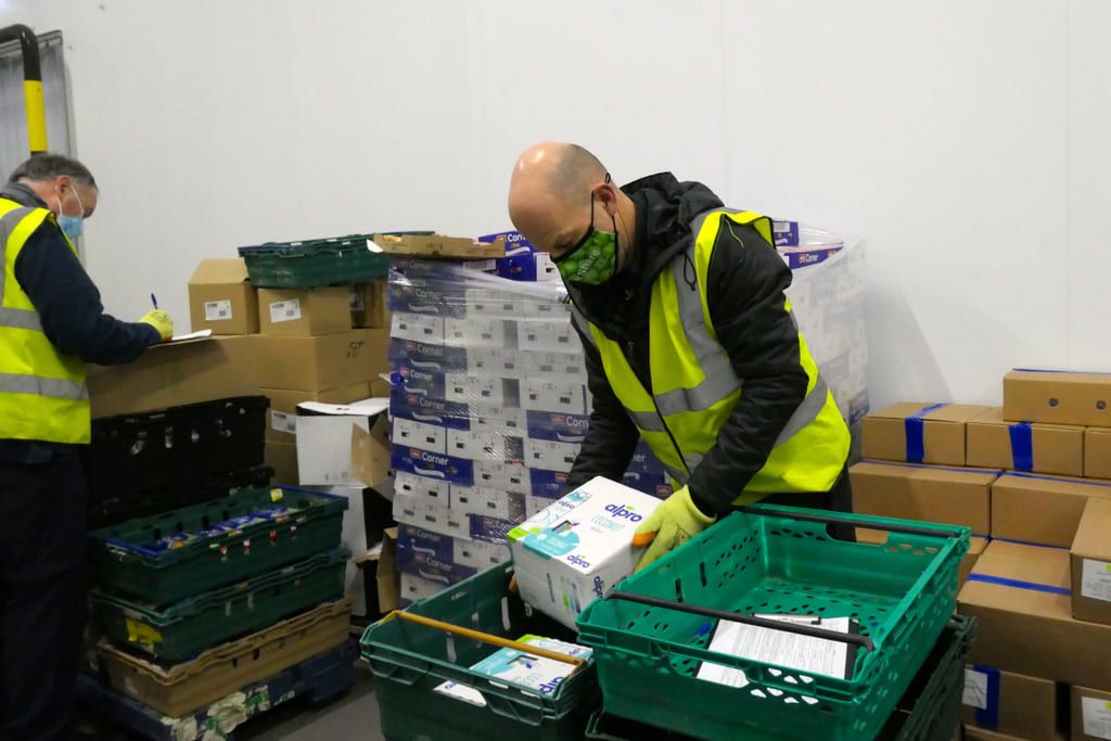 Frivillige i full sving hos FareShare. 