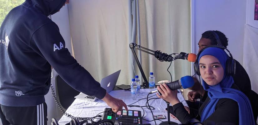 I podkaststudio: Minna (14) på podkastinnspilling.