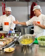 Kockarna Aleks (till höger) och Fredrik i det nya köket. Foto: Kirkens Bymisjon.