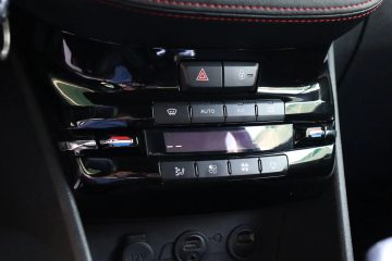 Peugeot 208 1.6 THP GTi - fotografia 15