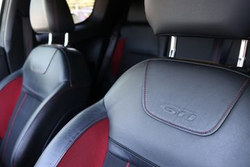 Peugeot 208 1.6 THP GTi - fotografia 36