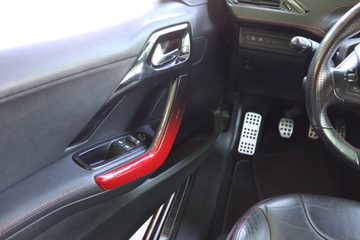 Peugeot 208 1.6 THP GTi - fotografia 37