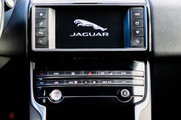 Jaguar XE 2.0 D Portfolio AWD Aut. - fotografia 17