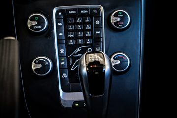 Volvo V40 2.0 D2 Momentum - fotografia 13