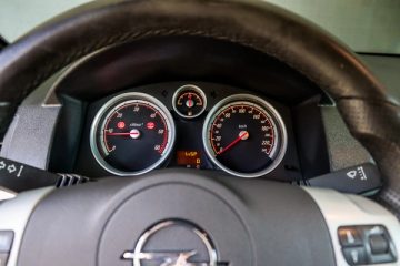 Opel Astra GTC 1.9 CDTI - fotografia 13