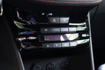 Peugeot 208 1.6 THP GTi - fotografia 44