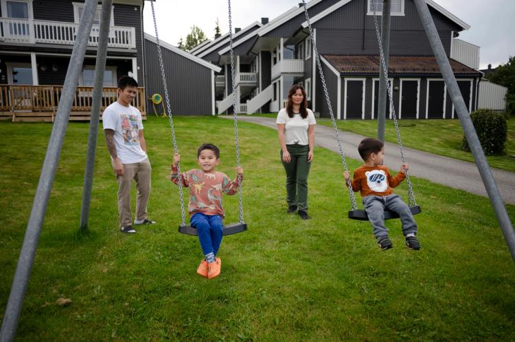Familien koser seg i hagen