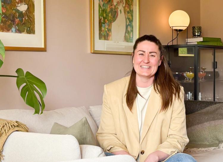 Helene Werenskiold Thune smiler i leiligheten sin i Asker. 