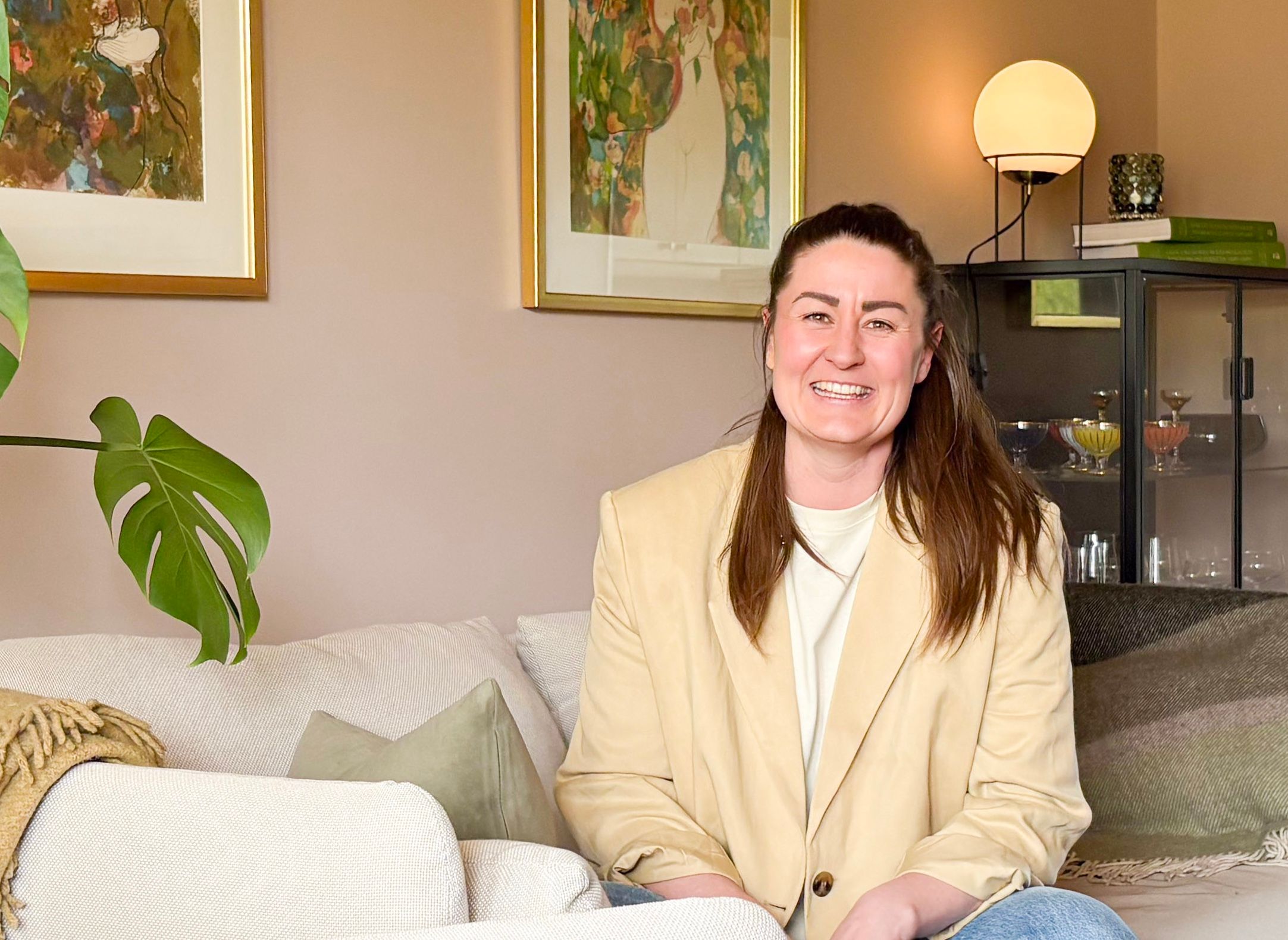 Helene Werenskiold Thune smiler i leiligheten sin i Asker.