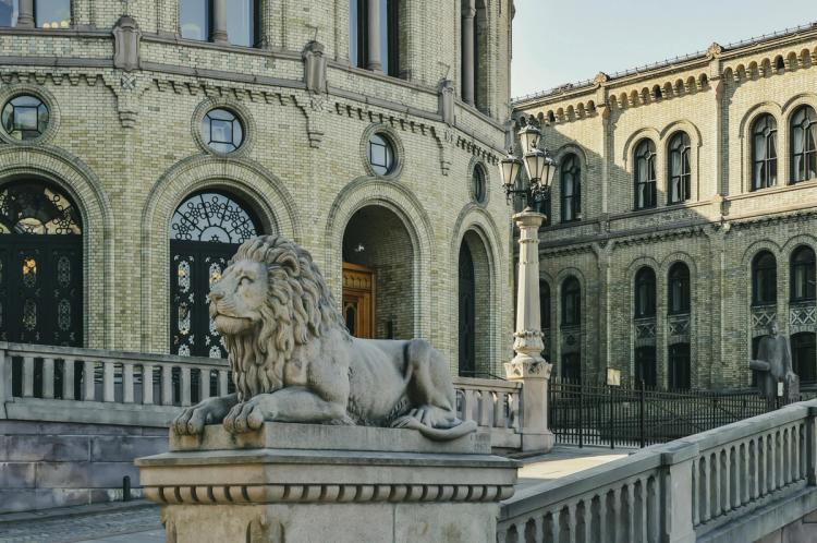 Bilde utenfor Stortinget i Oslo
