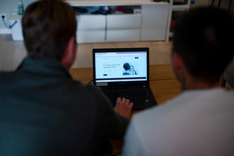 Boligkjøperne titter på Finits nettside