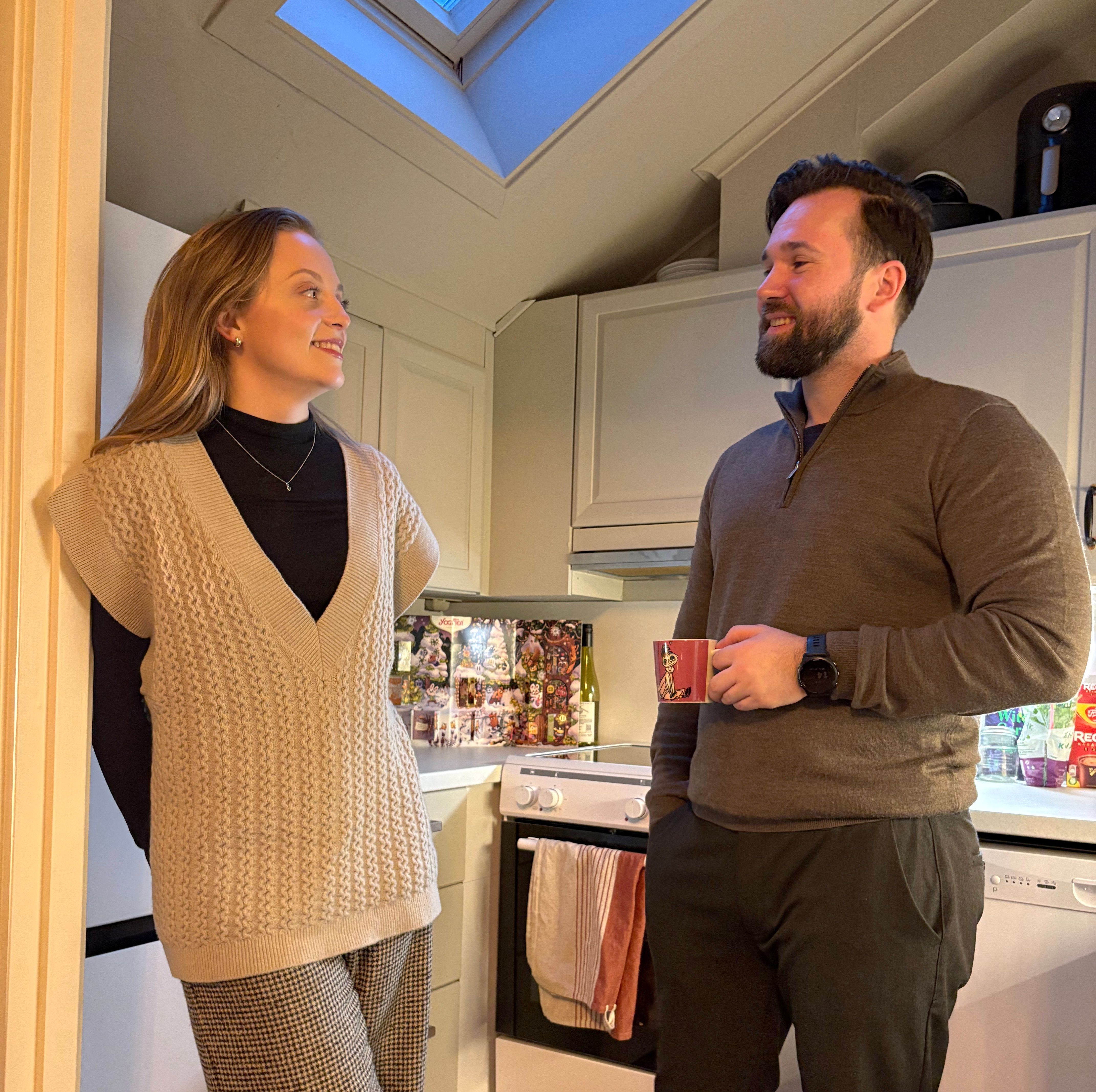 Emma og Robin på kjøkkenet i ny leilighet i Oslo