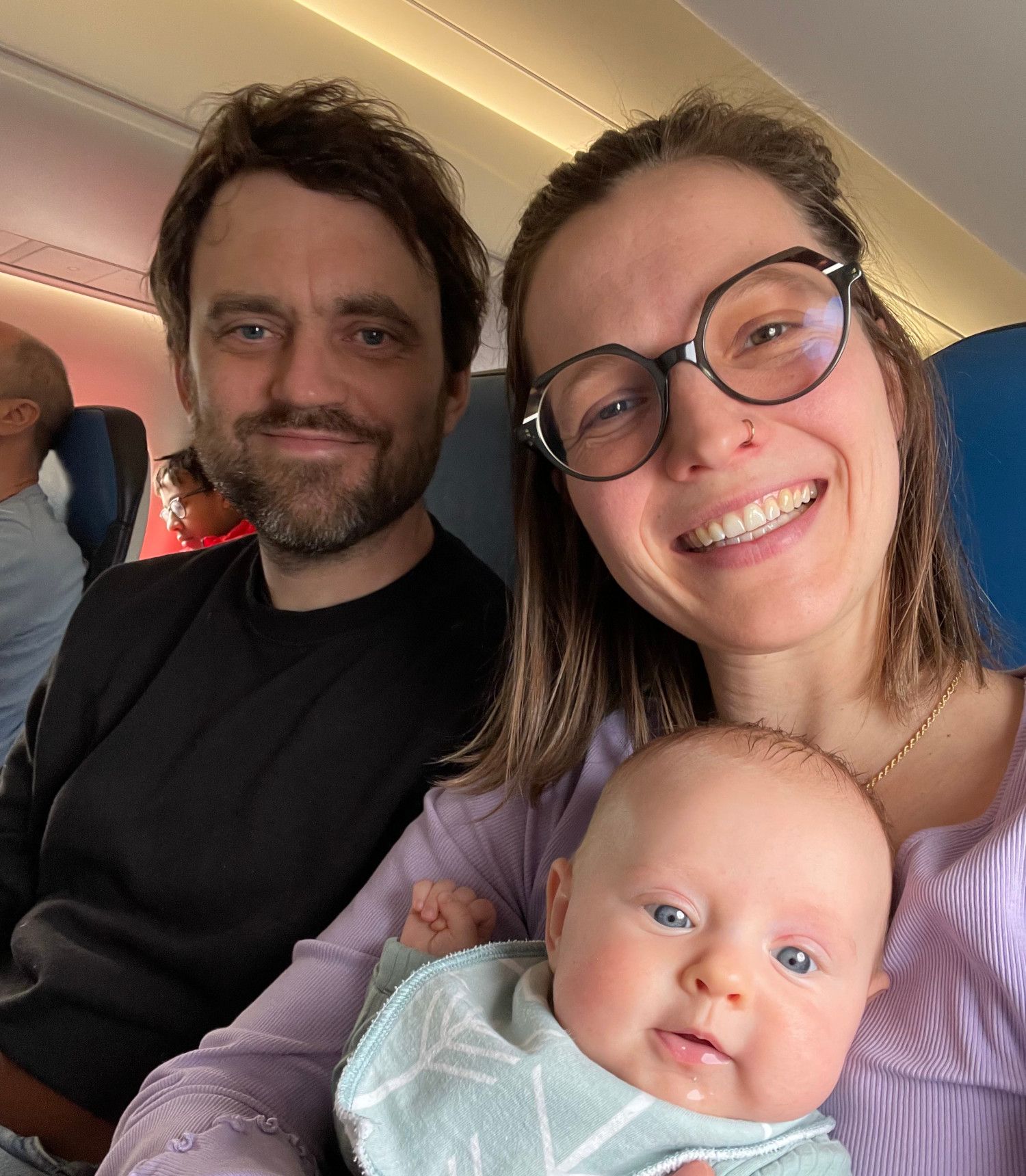 Marta og Leon vinner budrunden på flyet og blir boligeiere med Finit Deleie