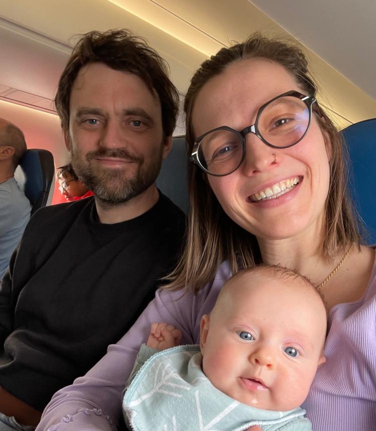 Marta og Leon vinner budrunden på flyet og blir boligeiere med Finit Deleie