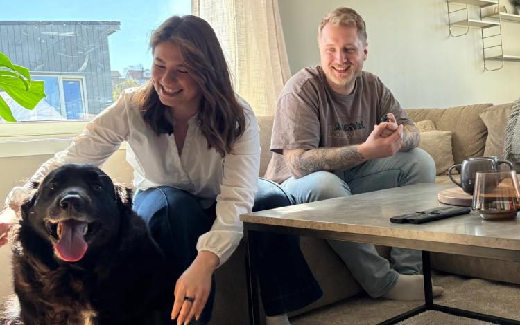 Thea, Adrian og hunden Felix i stuen på sin nye bolig som de har kjøpt med Finit.