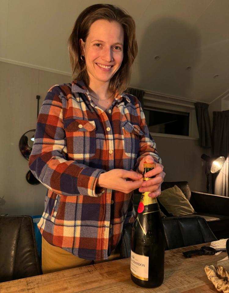 Marta feirer boligkjøpet med champagne
