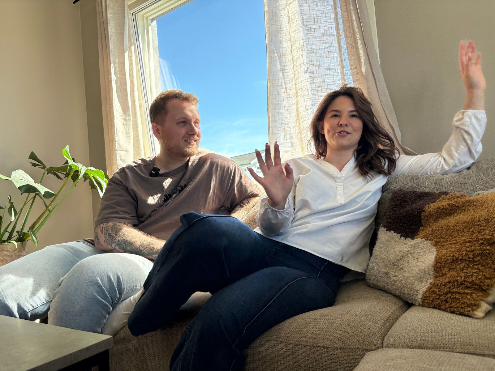 Thea og Adrian forteller sin bolighistorie fra sofaen i hjemmet de nå eier helt selv.