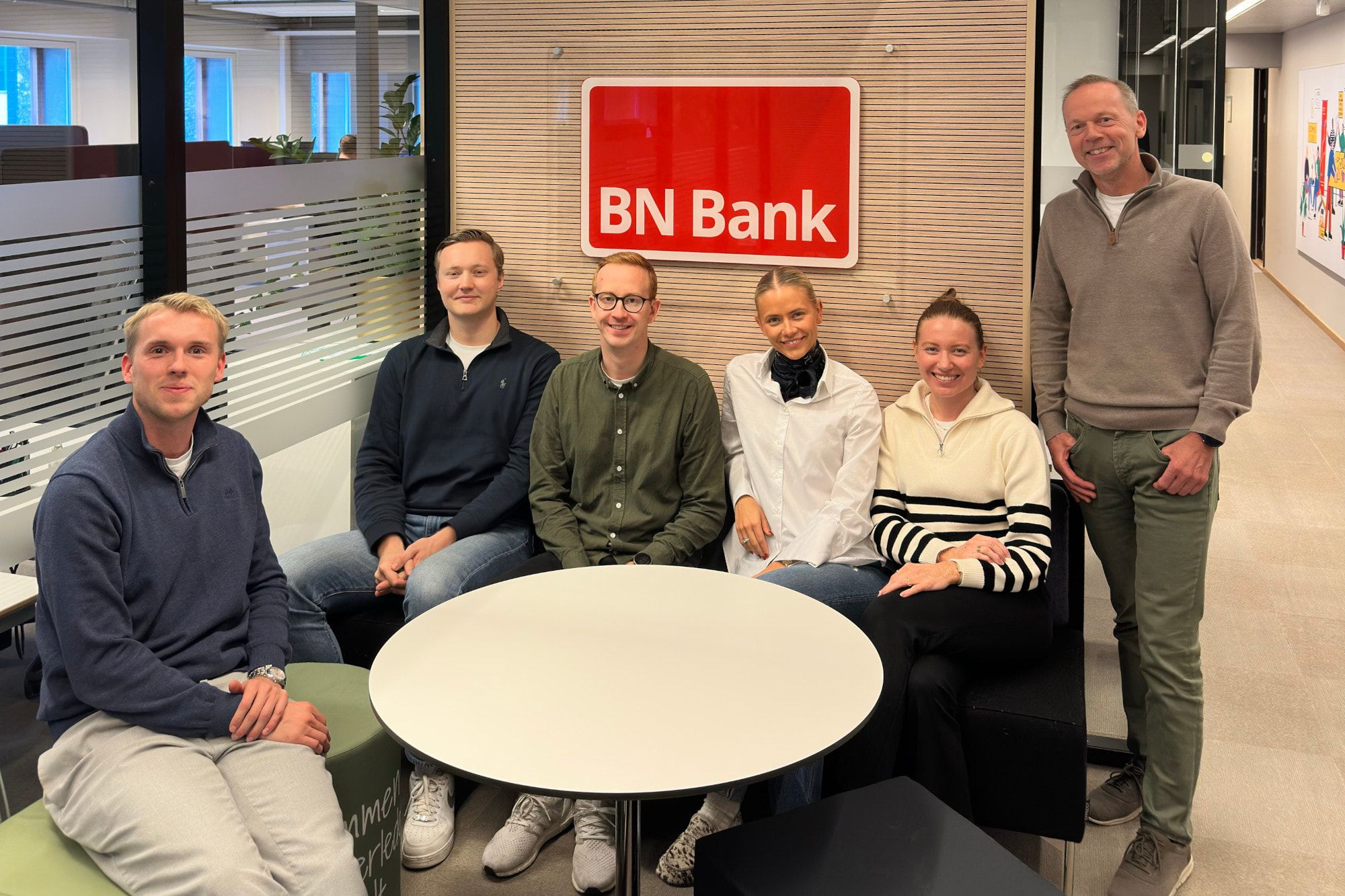 Teambilde av de seks rådgiverne hos BN Bank som bistår Finit-kunder