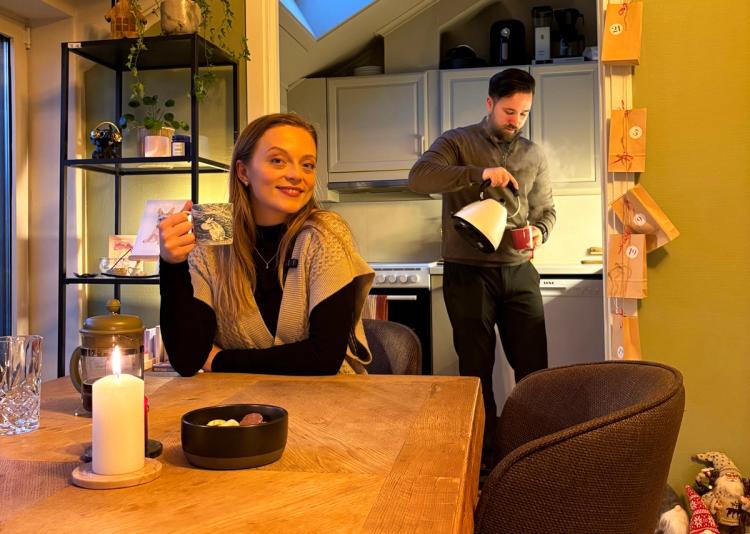 Emma og Robin drikker kaffe i boligen sin