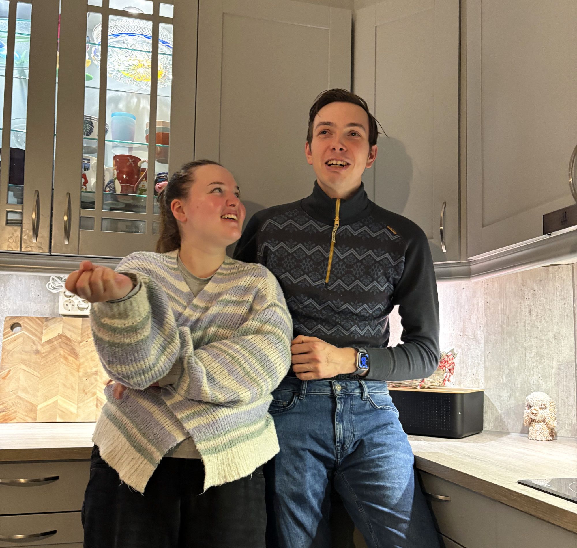 Lene Cathrine og Kenneth på kjøkkenet i egen leilighet