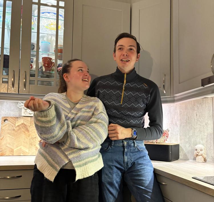 Lene Cathrine og Kenneth på kjøkkenet i egen leilighet